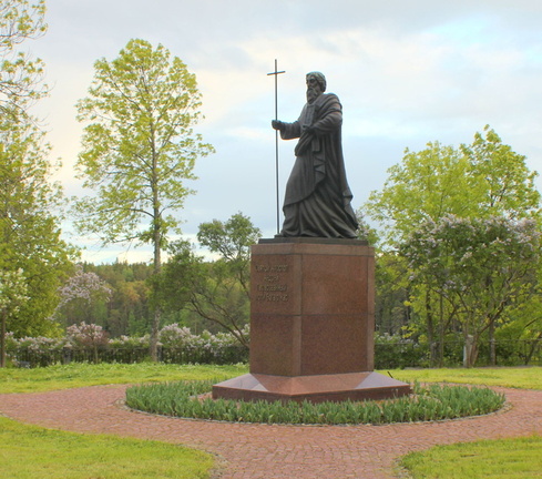 Valamon luostarin etupihalla. Andreas Ensinkutsuttu muistopatsas. 