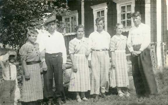 Vieraita Maksim Mikkosen talolla (ehkä) Valassin aikaan 1935-38
